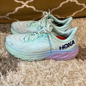 Womens’s HOKA Arahi 6